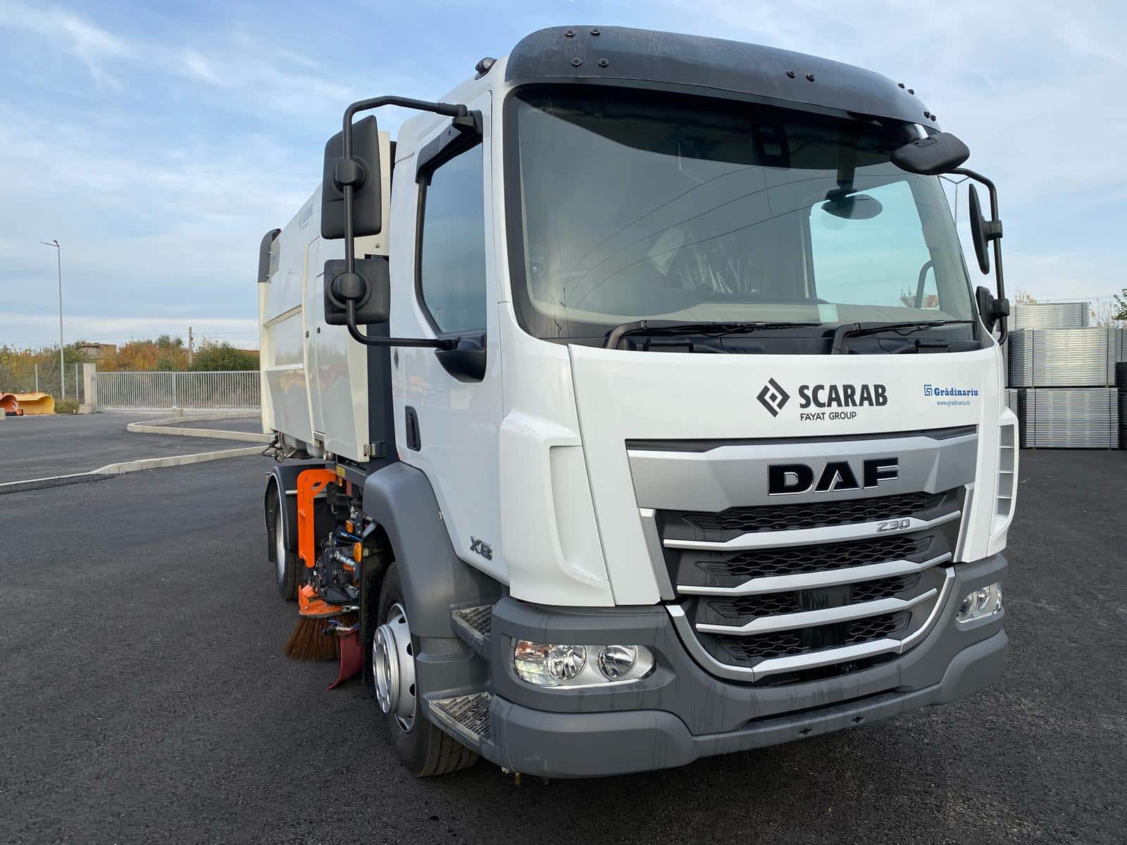 Automăturătoare compactă Scarab pentru spații comerciale - Grădinariu